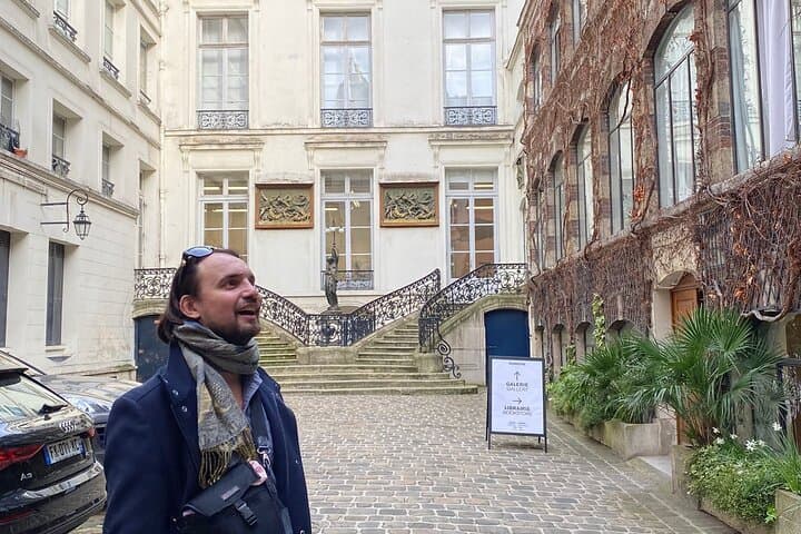 Paris: Marais Contemporary Art Galleries with an artist 1.5 Hours