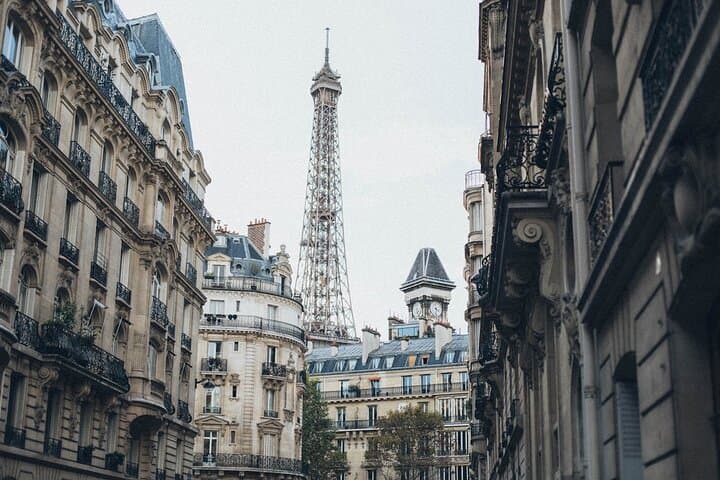 Private Tour of Paris with Iconic Sites and public transport