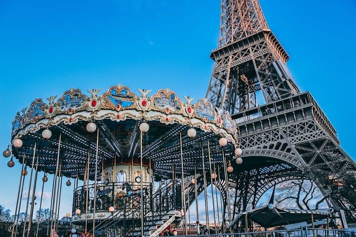 Private Tour of Paris with Iconic Sites and public transport