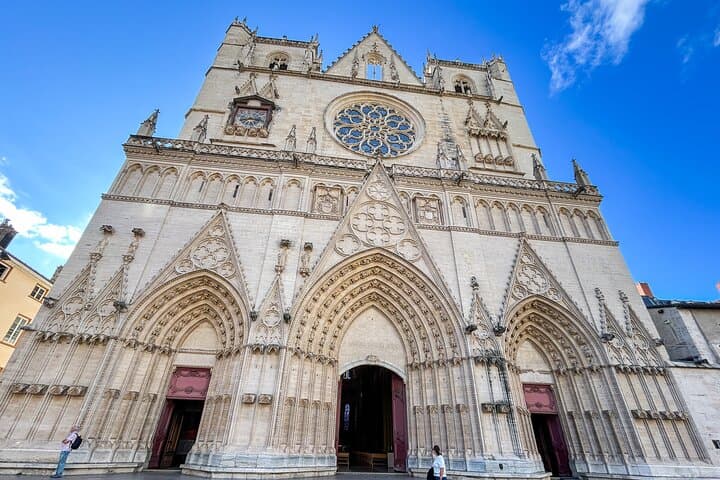 Walk from Old Lyon to the Peninsula with a Guide - French