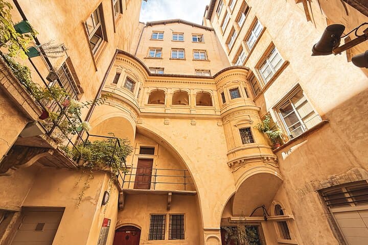 Walk from Old Lyon to the Peninsula with a Guide - French