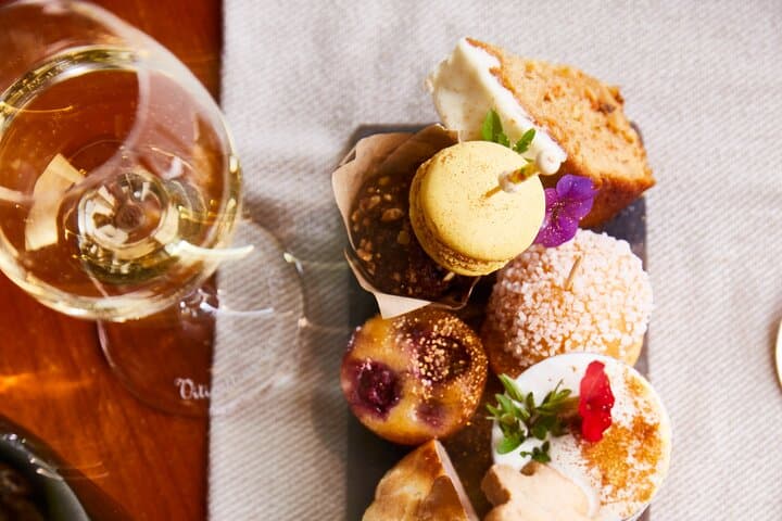 Immersive-tasting winery visit and gourmet wine (tea time).