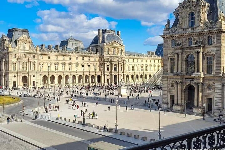 Private Guided Tour Louvre Exterior Tuileries Orsay and Seine