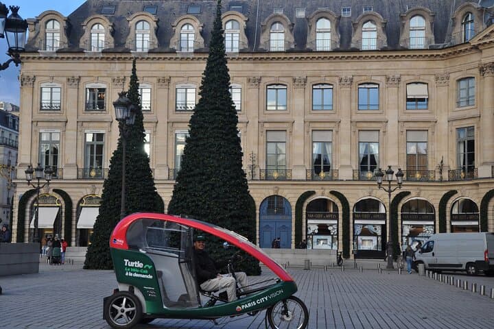 Paris visits Christmas lights on board a cab bike