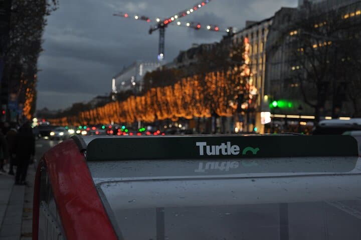 Paris visits Christmas lights on board a cab bike