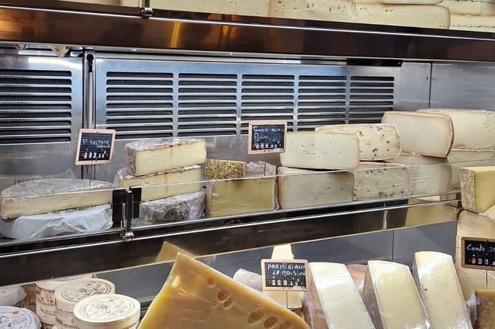 Tasting of 3 local wines accompanied by French cheeses