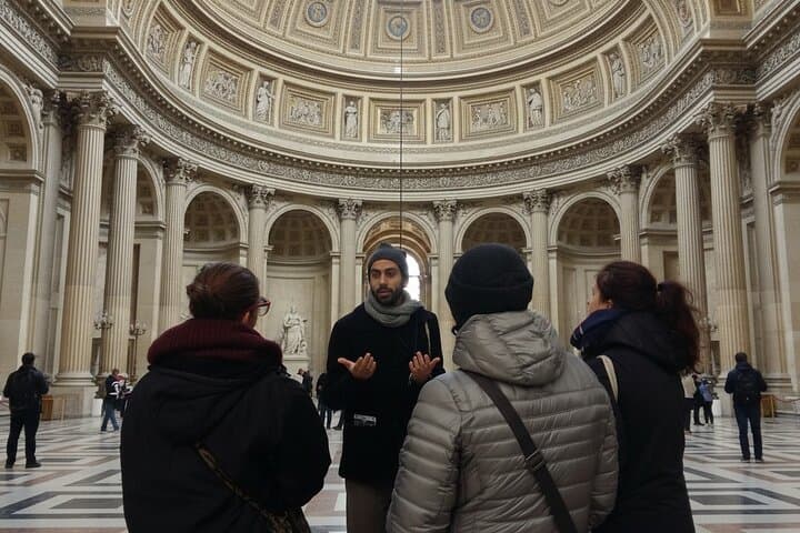 Guide speaking inside the Panthéon