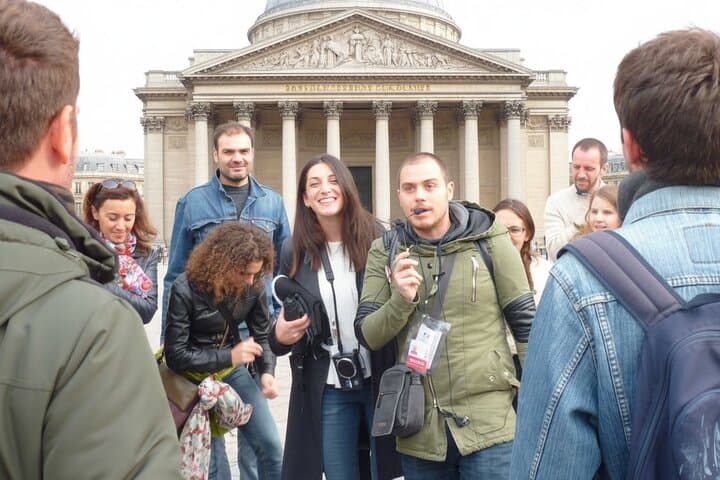 Guide speaking outside the Panthéon