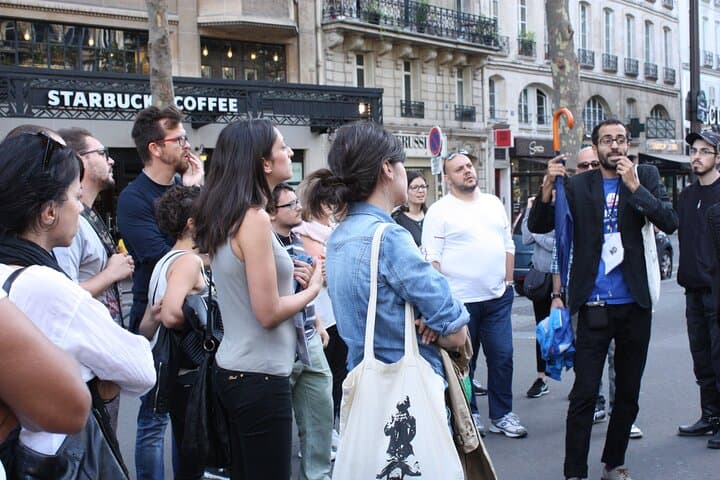 Guide speaking in Panthéon quartier