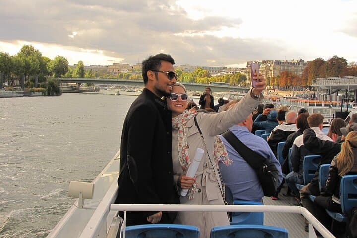 Paris Seine River Dinner Cruise with Scenic Night Views