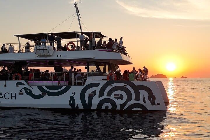 Sunset MUSIC LIVE in Catamaran in the Sanguinary Islands