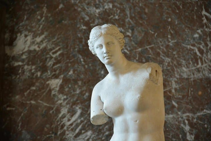 Louvre Museum Must-Sees Small-Group Spanish Guided Tour & Entry