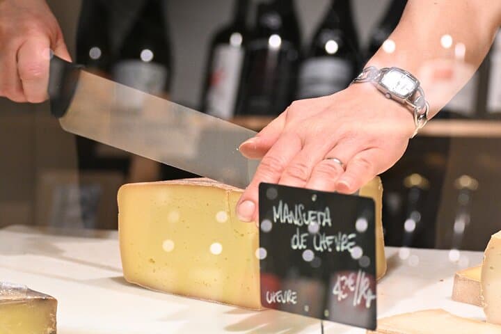 Tasting of 5 Nice cheeses in a local setting