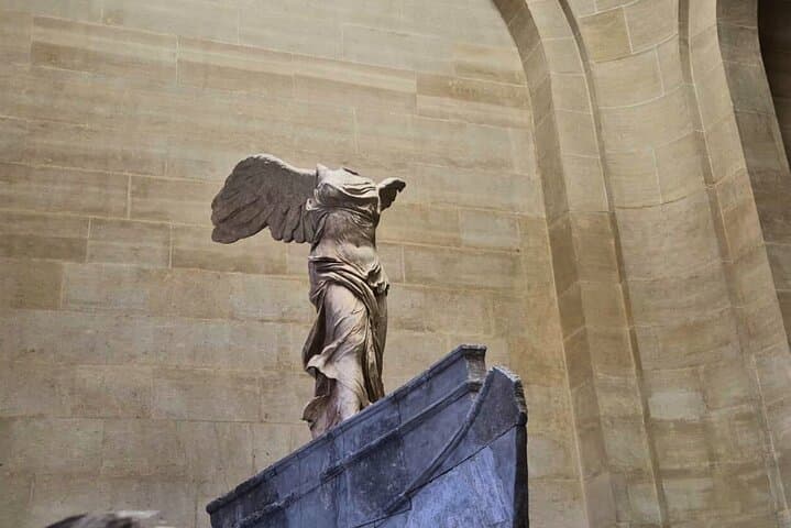 Louvre Museum Masterpieces Guided Tour in Small Group with Access