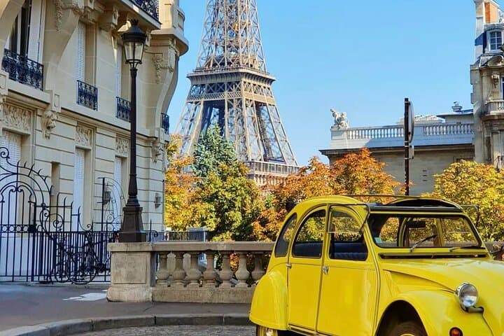 Essential Paris Private Tour: 1h in an Authentic 2CV
