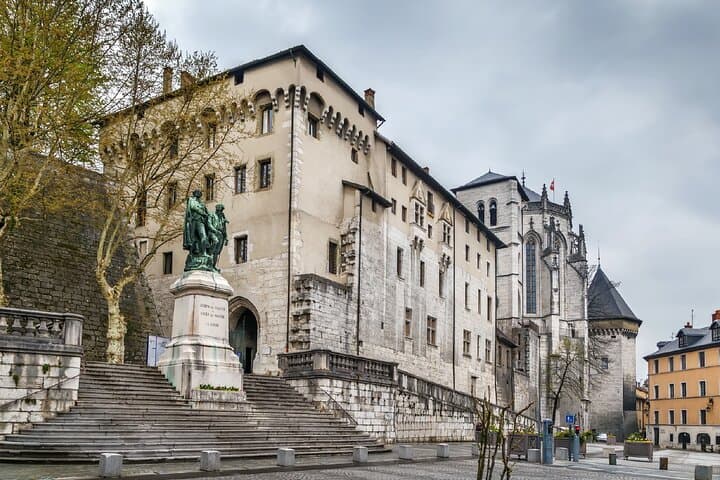 Castle of the Dukes of Savoy: The former residence of the counts and dukes, grouping medieval buildings and Sainte-Chapelle.