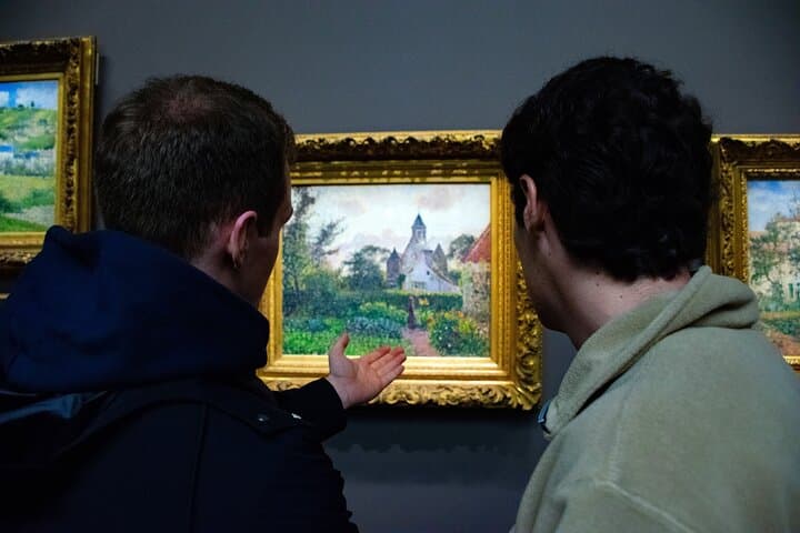 Guide explaining Van Gogh's artwork