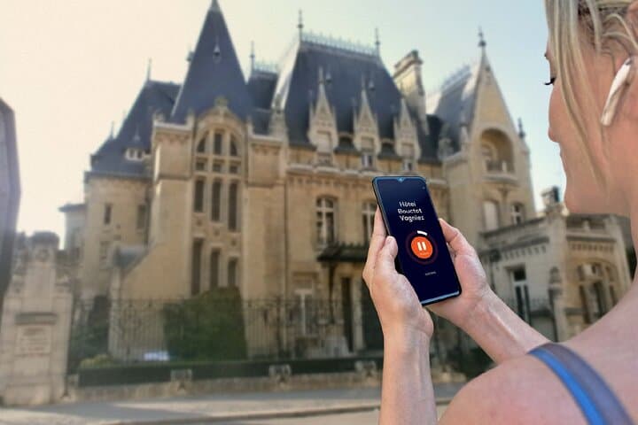 Visit of Amiens en Libre: In front of the imposing facade of the City Inn, in the heart of the pedestrian center.