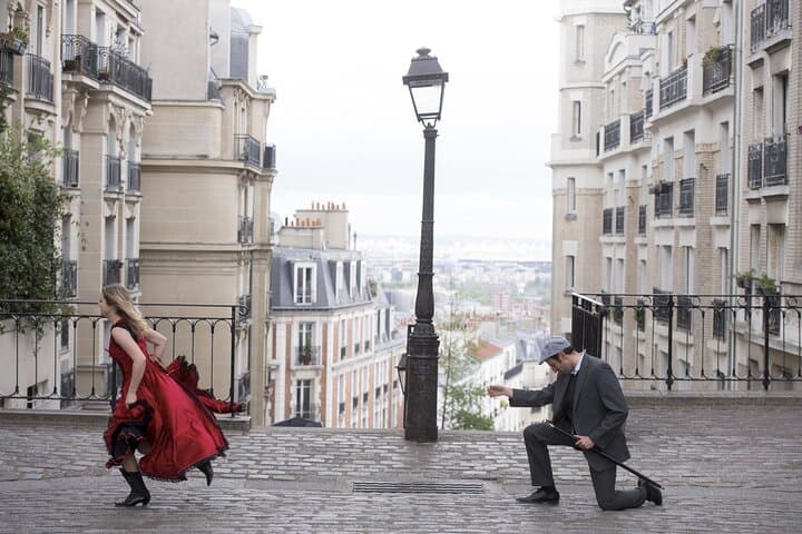 Montmartre: Theatre and Immersive Tour in French