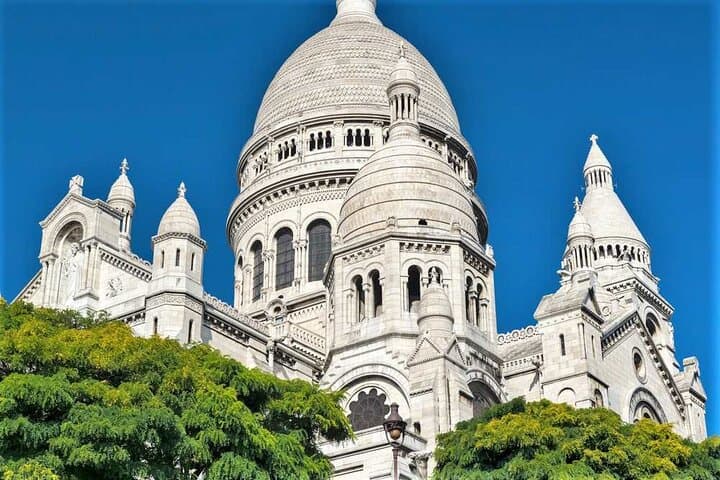 Montmartre: Theatre and Immersive Tour in French