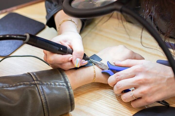 Permanent Bracelet Experience in Paris