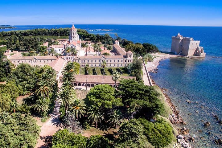 Private boat tour Antibes & Billionaire bay-Relax, swim & snorkel