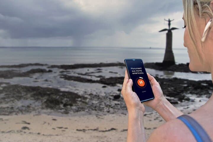 Visit in freedom: Facing the "Snake of Ocean", the monumental work washed up on the beach.