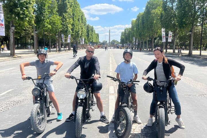 Electric bike tour of Franco-American friendship in Paris.