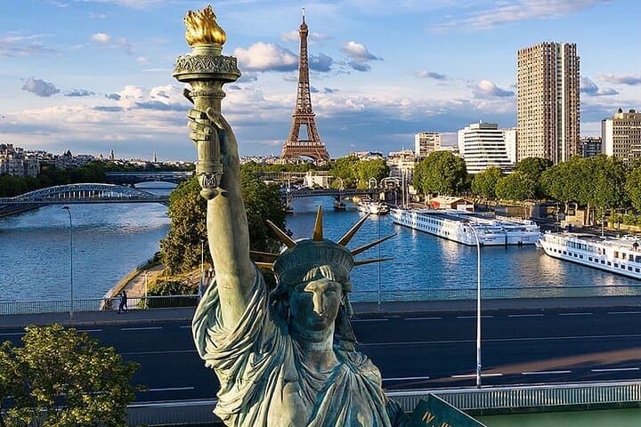 Electric bike tour of Franco-American friendship in Paris.