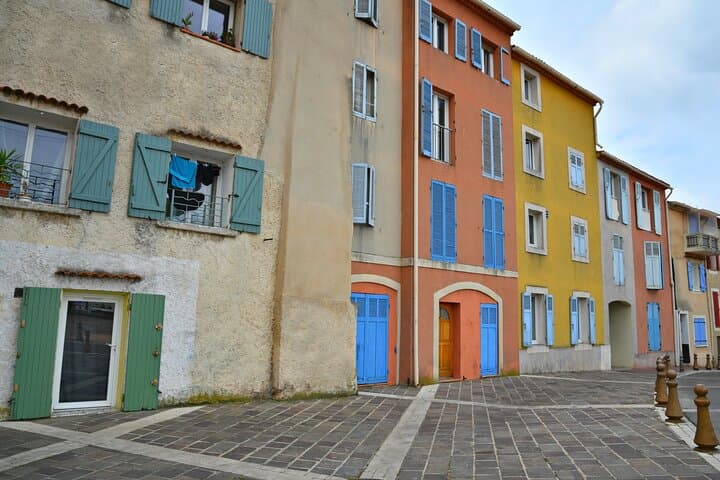 Provençal charm: The facades with colorful shutters and the peaceful atmosphere of the squares of the old center.