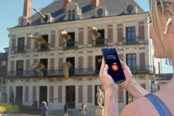 Visit of Blois on the loose: In front of the Robert-Houdin House of Magic, watching for the appearance of the famous dragons in the windows.