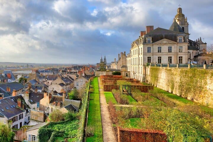 Jardins de l'Évêché (Rose Gardens): A viewpoint offering breathtaking panoramic views of the old town and the royal river.
