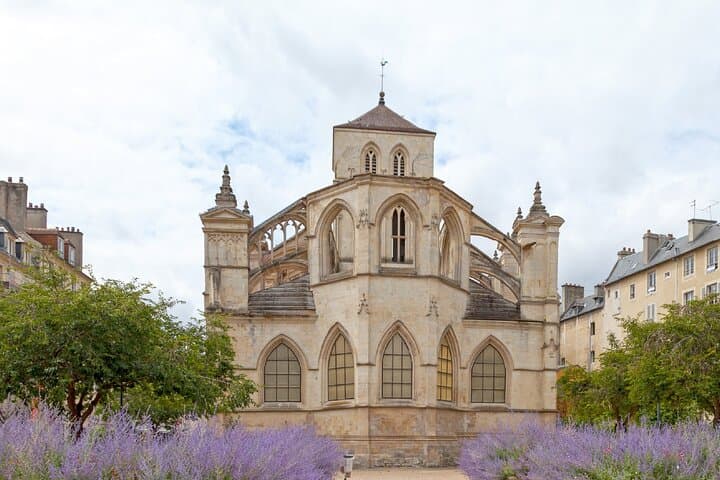 St. Peter's Church: The bedside abounds with details of this iconic building, mixing Gothic and Renaissance in front of the castle.