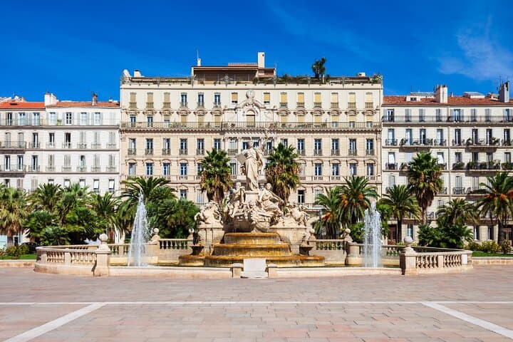 Freedom Square: The Federation Fountain and the Grand Inn, the heart of the upper town.
