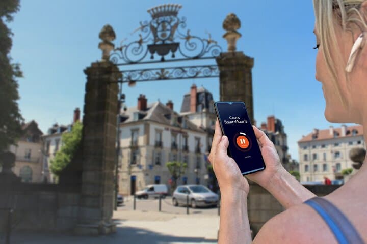 Visit of Dole en Libre: In front of the monumental gates of the Jardin de l'Arquebuse or the Inn-Dieu.