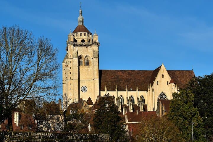 Notre-Dame College: The imposing silhouette of this 16th century masterpiece, symbol of the power of the Countess capital.