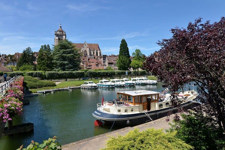 The banks of the Doubs: A peaceful walk along the docks, offering breathtaking views of the historic center.