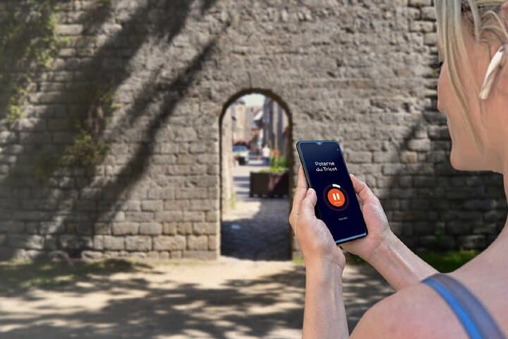 Visit of Guérande in freedom: Strolling at the foot of the granite ramparts that encircle the city for more than a kilometer.
