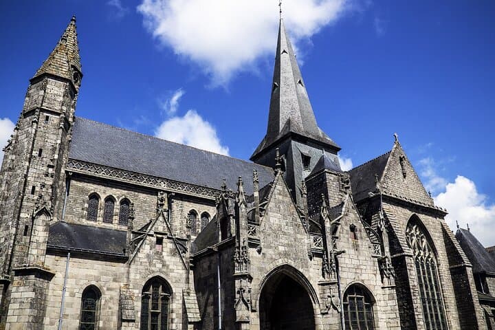Saint-Aubin College: The flamboyant Gothic architecture of the central religious building, a real beacon in the heart of the city intramural.