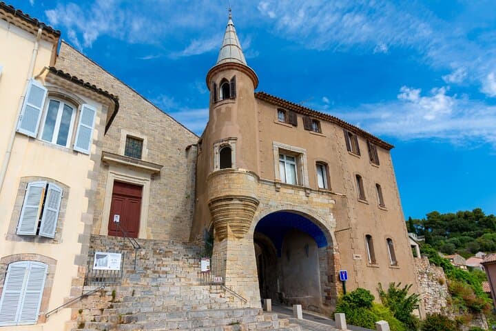 Barruc Gate: One of the ancient gates of the medieval city, imposing vestige of the 14th century ramparts.