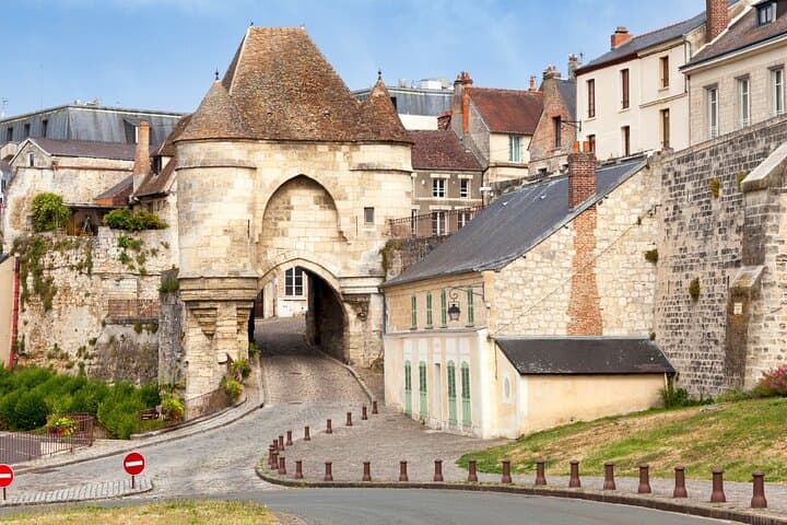 Porte d'Ardon: The imposing 13th century gate ("Porte Royée") with its pepperpots, guarding the south access to the city.