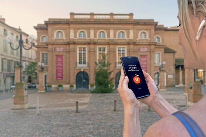 Visit of Montauban in freedom: In the heart of the National Square, admiring the brick facades from the pedestrian center.