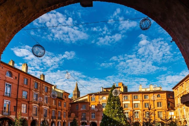 Place Nationale (Les Couverts): The jewel of the city with its double vaulted arcades and its warm terracotta colors.