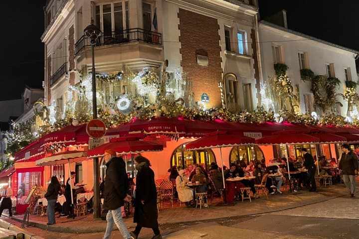 Classic French cafes of Montmartre!!
Sparkling!! French atmosphere and crepes and wine ..