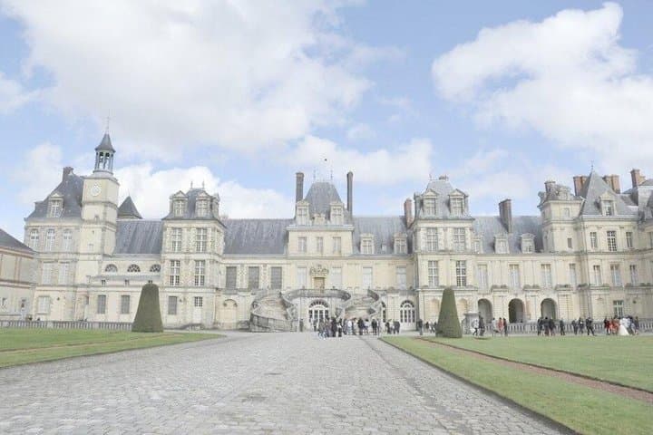 3 Day Private Normandy Loire Tour by Van From Coast to Castles