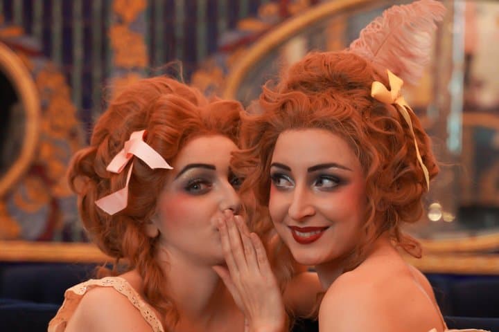Come see the show Aux Belles Poules