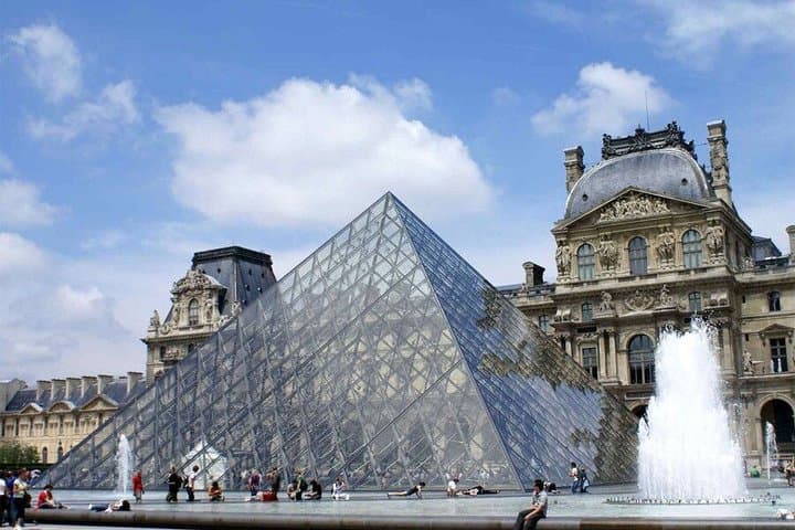 Private Paris 8 Hours City Tour by Minivan with Champagne