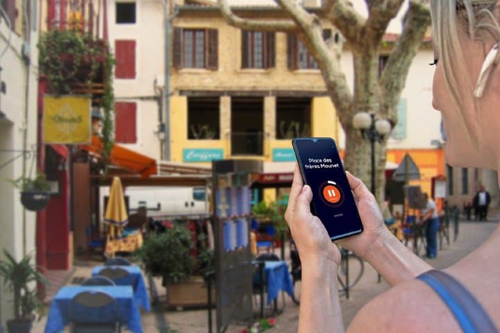 Visit of Orange on the loose: Relaxation break on the shaded squares of the historic center.