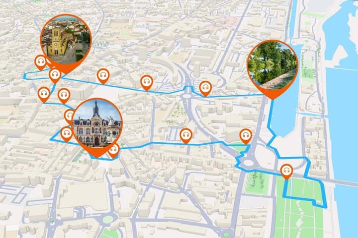 Full tour: A varied walk between architectural heritage, marina and textile history.