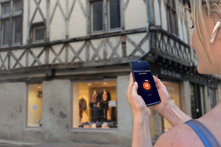 Visit of Roanne in freedom: Strolling in front of the historic facades and wood-framed houses of the old center.